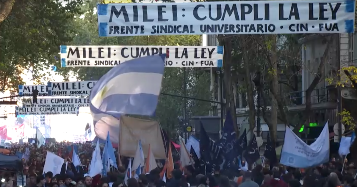 Argentinos protestam contra os cortes nas universidades do governo Milei