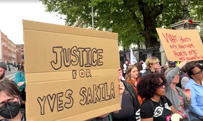 Pessoas protestam em frente ao Parlamento da Irlanda após a morte de Yves Sakila, que foi imobilizado em frente a uma loja de departamentos em Dublin