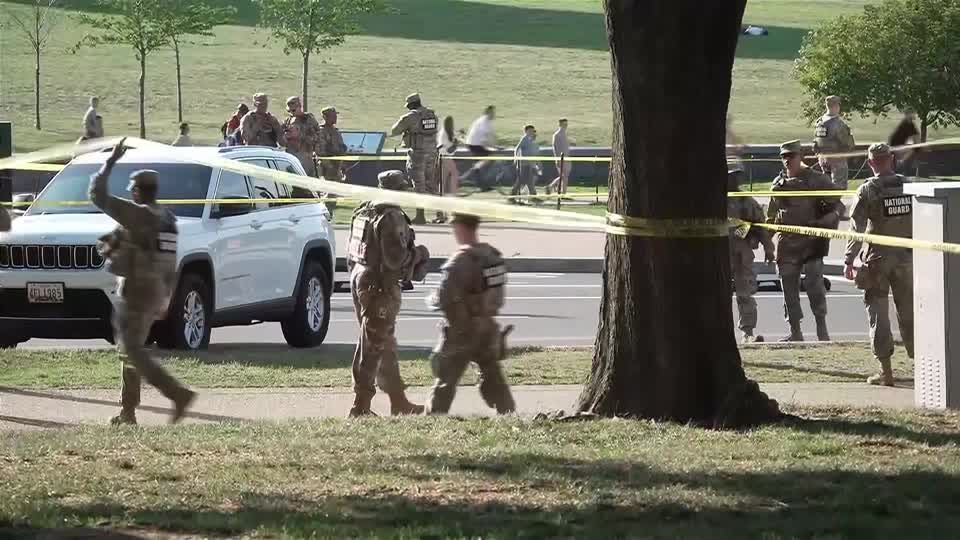 Agentes no local onde um suspeito foi baleado nas proximidades da Casa Branca, em Washington