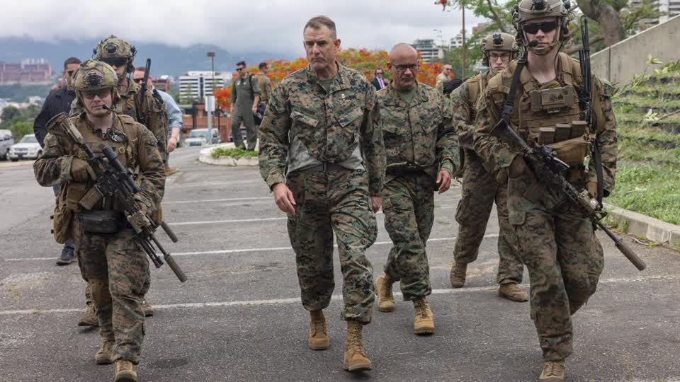 O general Francis Donovan, comandante do Comando Sul dos EUA, durante visita a Caracas
