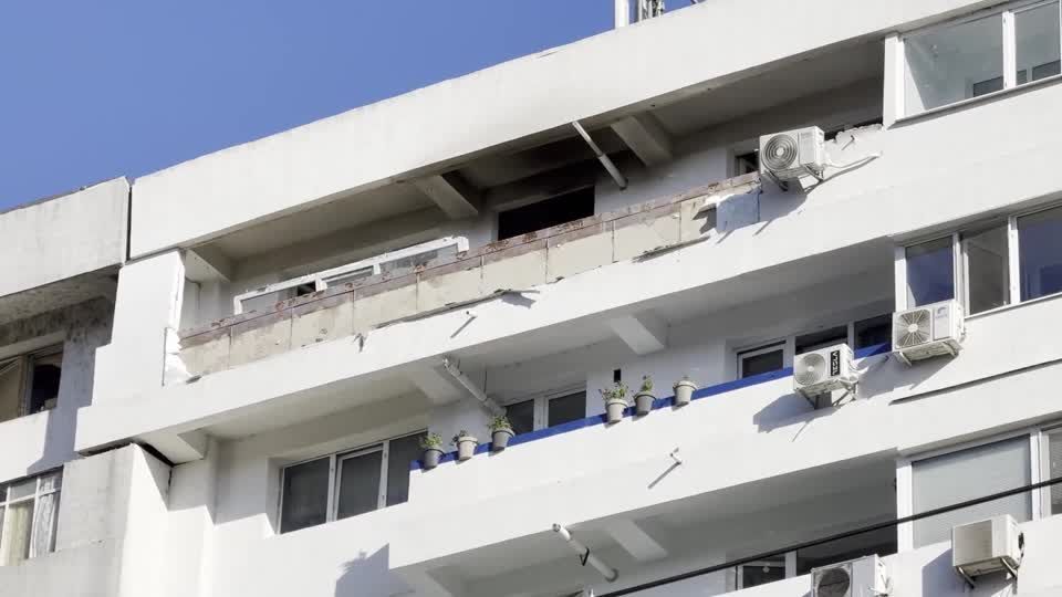 Apartamento danificado por ataque de drone russo em Galati, Romênia