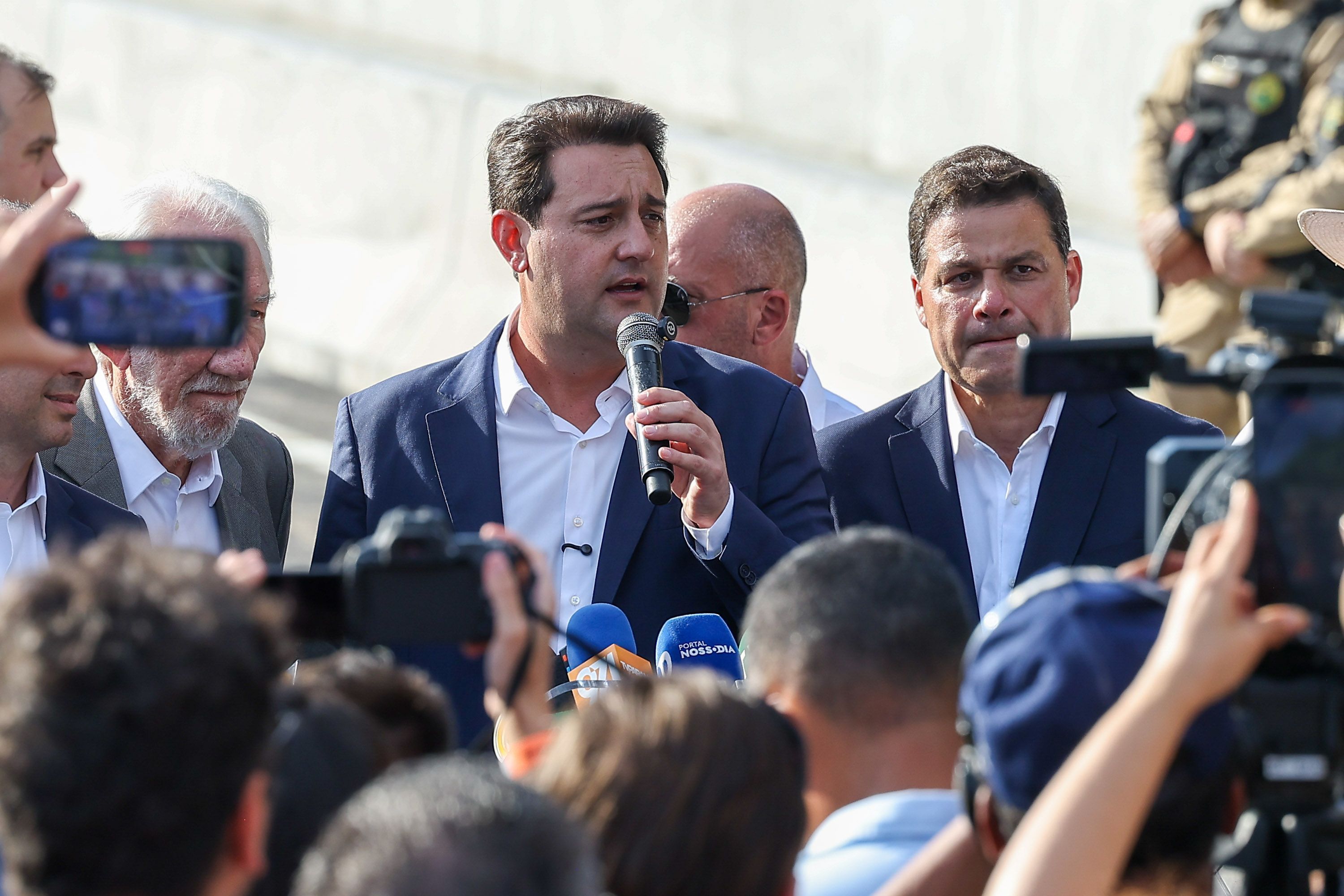 O governador Ratinho Junior e o pré-candidato ao governo Sandro Alex (à dir) durante a inauguração da Ponte de Guaratuba na última sexta-feira (1º) • Divulgação/Governo do Paraná