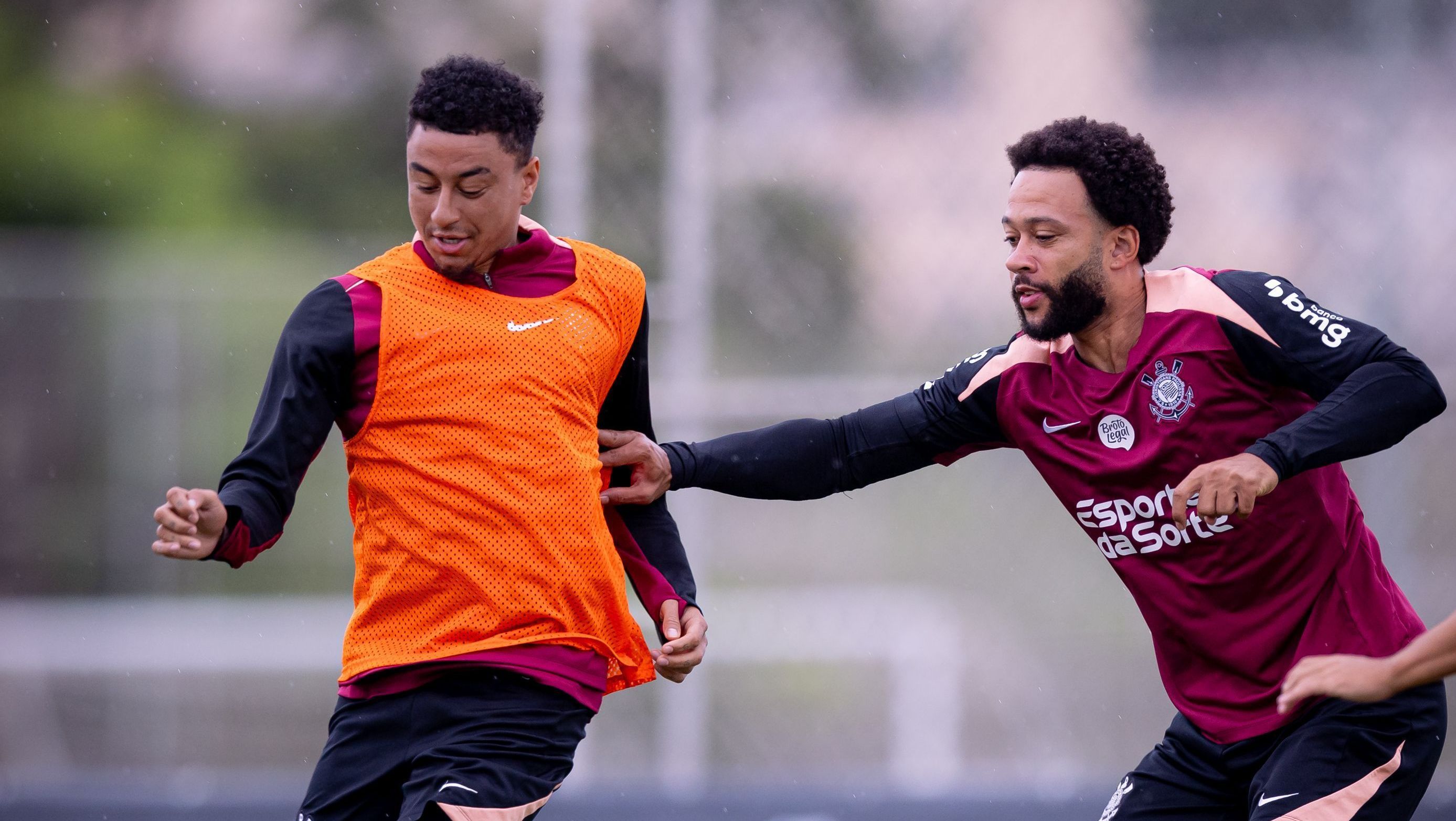 Jesse Lingard e Memphis Depay no treino do Corinthians