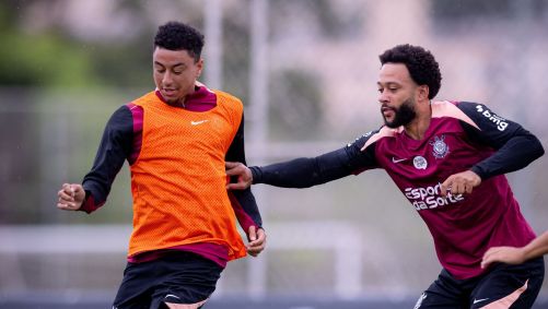 Jesse Lingard e Memphis Depay no treino do Corinthians