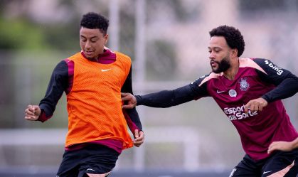 Jesse Lingard e Memphis Depay no treino do Corinthians
