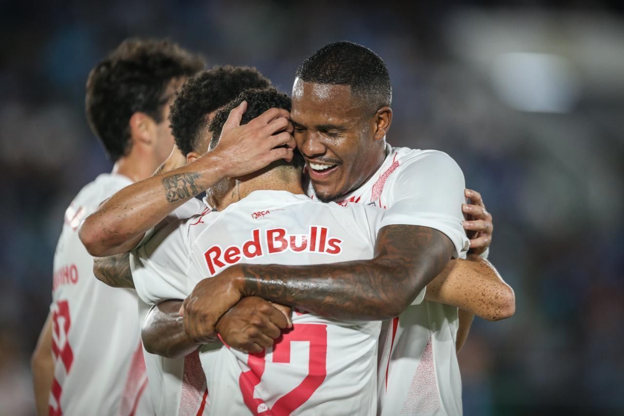 Jogadores do RB Bragantino celebram gol contra o Blooming