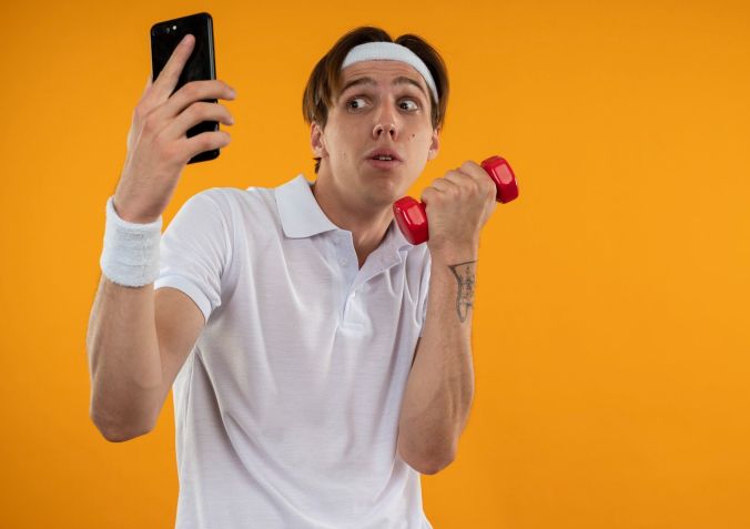 Treinar e consumir conteúdo fitness no celular viraram rotina para muitos jovens • Stockking/Magnific