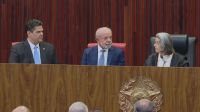Sob tensão entre Poderes, Lula e Alcolumbre sentam-se lado a lado no TSE