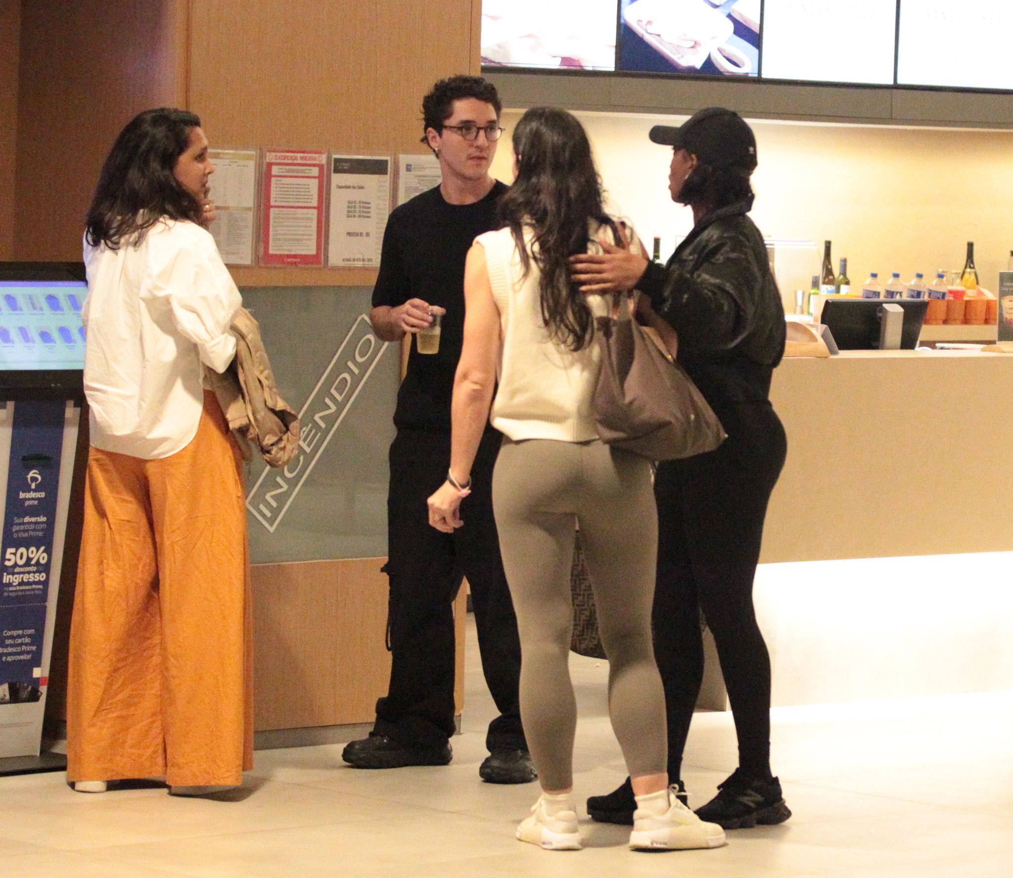 IZA e namorado são fotografados em cinema de shopping • Edson Douglas/AgNews