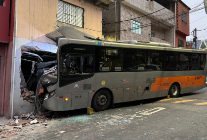 Oito pessoas ficam feridas após ônibus bater em casa na zona Oeste de SP