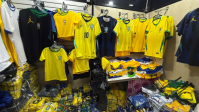 Camisas da seleção e 85 mil álbuns e figurinhas da Copa são apreendidos