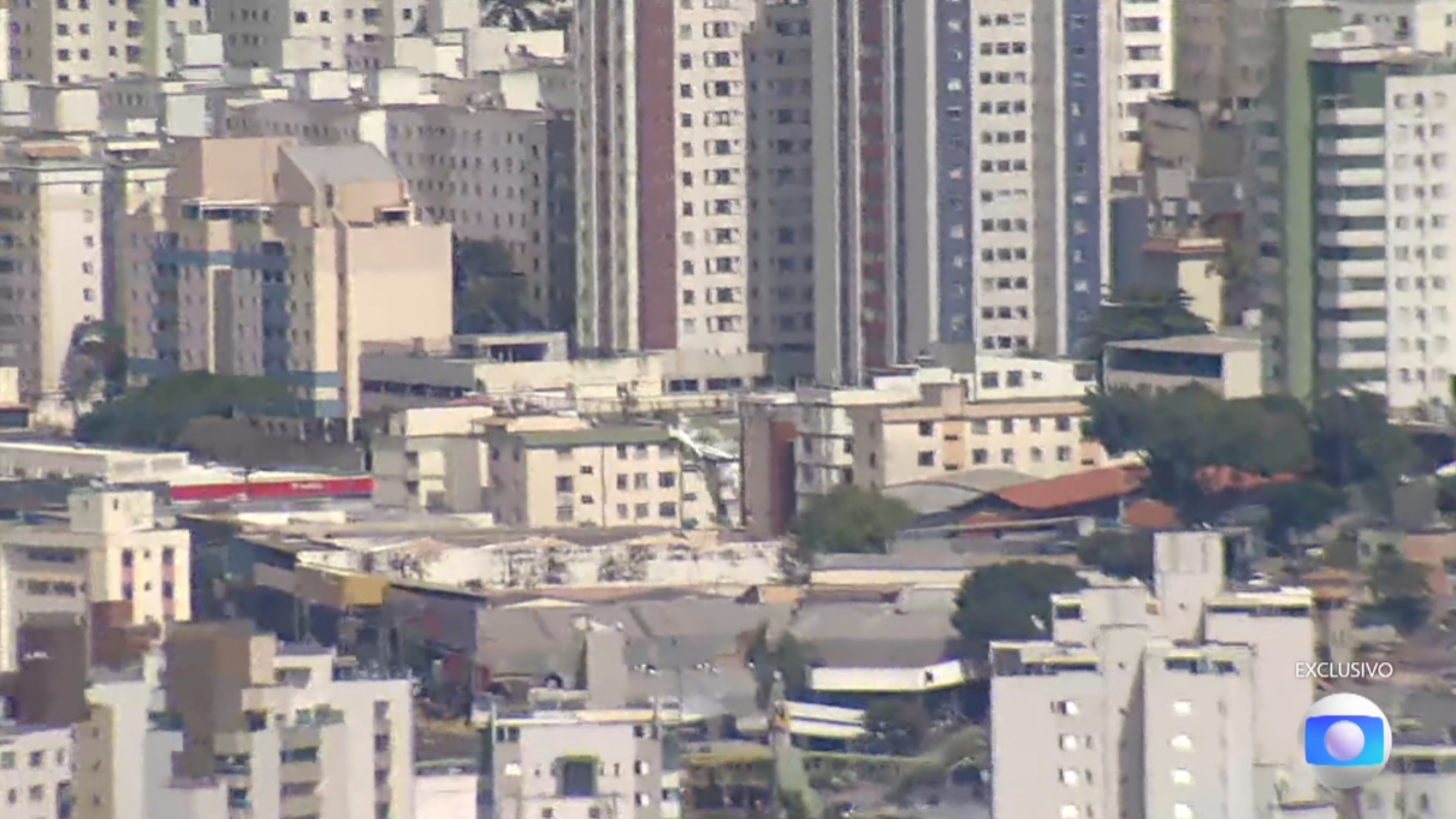 Imagens mostram o momento exato em que um avião de pequeno porte caiu, atingiu um prédio e deixou dois mortos em BH