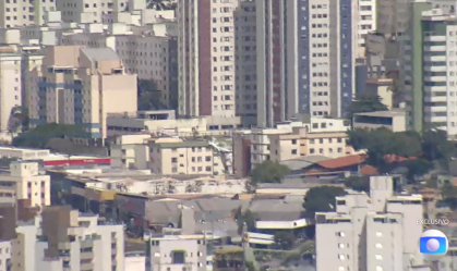 Imagens mostram o momento exato em que um avião de pequeno porte caiu, atingiu um prédio e deixou dois mortos em BH