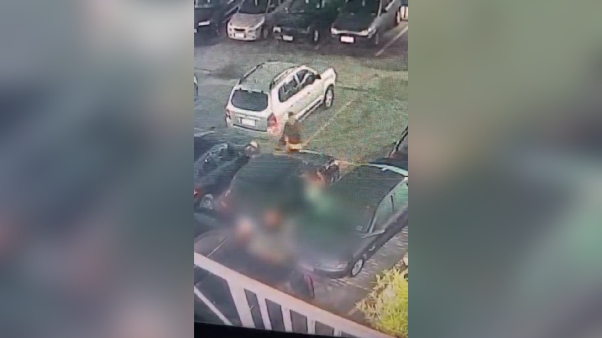 Homem é filmado por câmeras de segurança ao agredir namorada