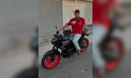 Influenciador Saymon Carvalho morre após colidir moto em poste
