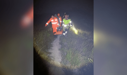 Bombeiros rasgatam mulher que caiu em trilha