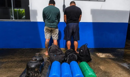 As equipes realizavam abordagens de rotina, quando perceberam atitudes consideradas suspeitas por parte de dois passageiros da embarcação