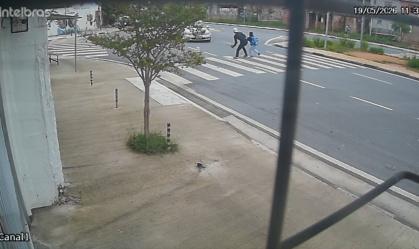 Imagem de destaque do post: Vídeo: Irmãos são atropelados por Mercedes na faixa de pedestres em SP