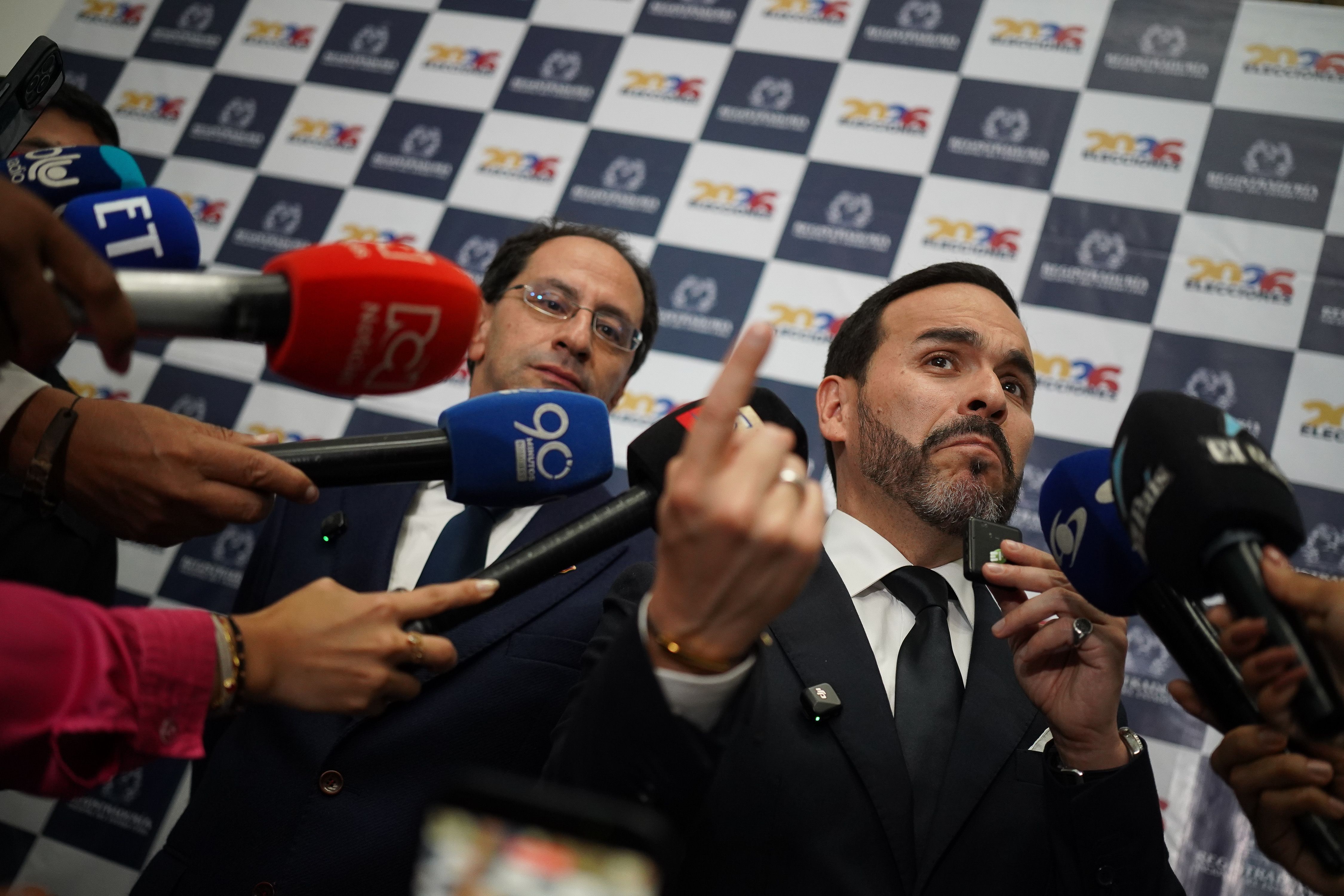 O candidato presidencial colombiano Abelardo de la Espriella (à direita) oficializa sua campanha para as eleições presidenciais com seu companheiro de chapa, José Manuel Restrepo (à esquerda), em Cali, Colômbia, em 13 de março de 2026. • Sebastian Marmolejo/Long Visual Press/Universal Images Group via Getty Images