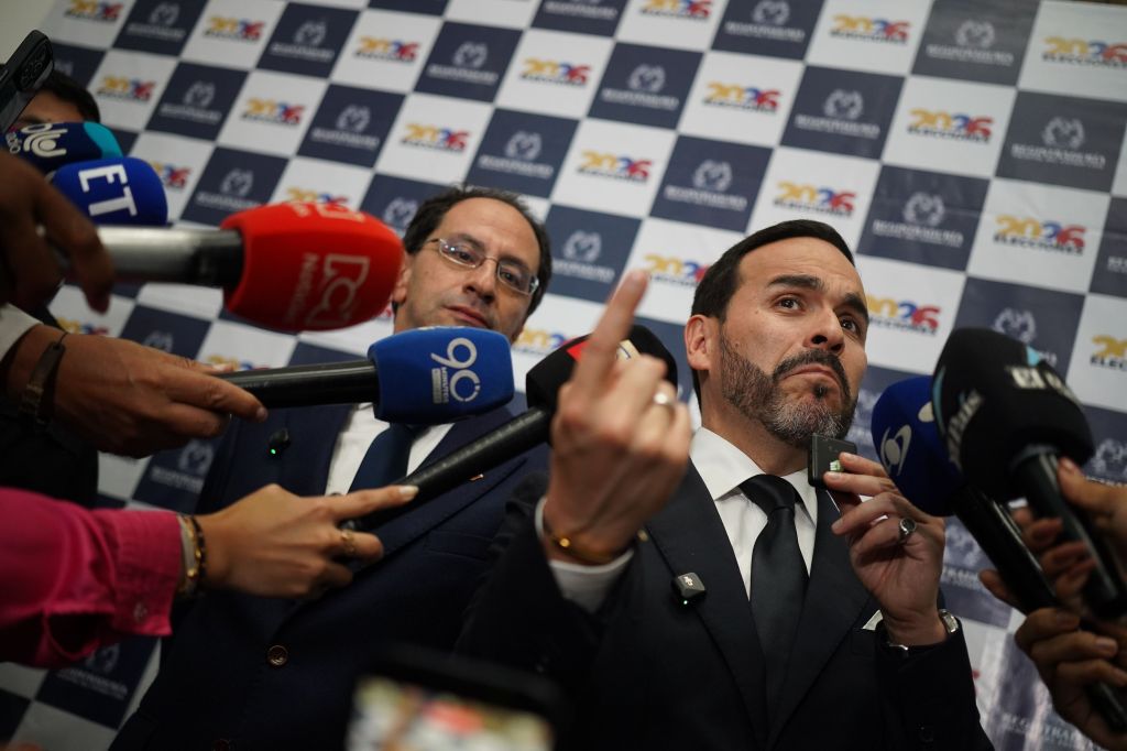 O candidato presidencial colombiano Abelardo de la Espriella (à direita) oficializa sua campanha para as eleições presidenciais com seu companheiro de chapa, José Manuel Restrepo (à esquerda), em Cali, Colômbia, em 13 de março de 2026.