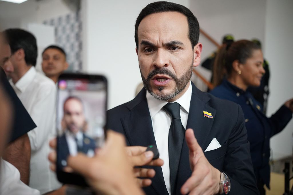 O candidato à presidência da Colômbia, Abelardo de la Espriella, oficializa sua campanha para as eleições presidenciais com seu companheiro de chapa, José Manuel Restrepo, em Cali, Colômbia, em 13 de março de 2026.