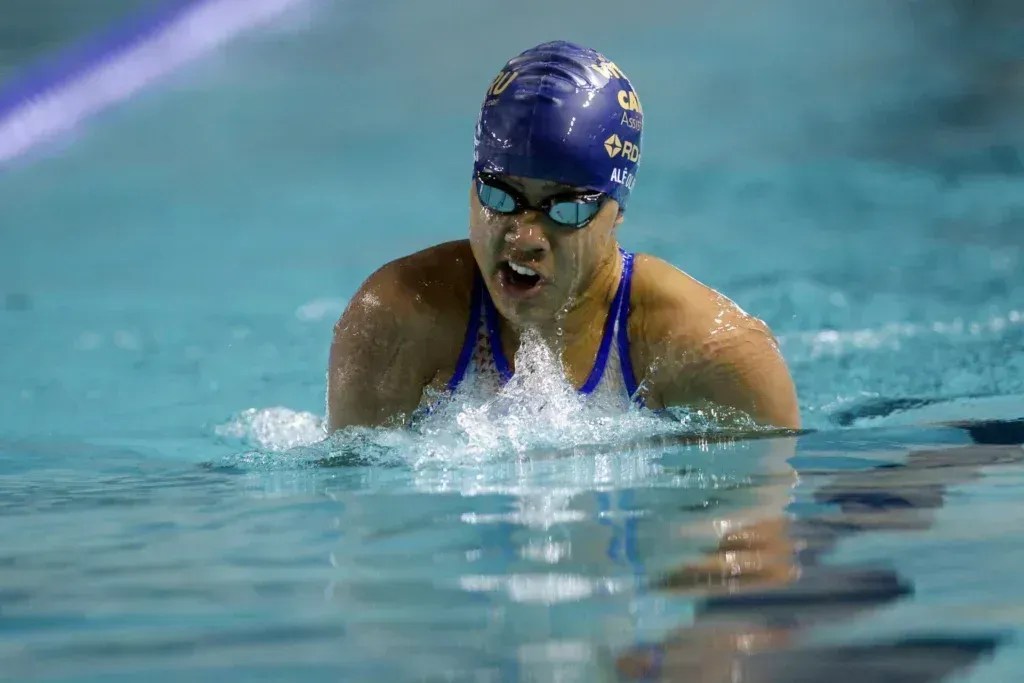 Alessandra Oliveira, formada na Escola Paralímpica de Esportes, nada prova dos 100m peito no Campeonato Brasileiro de Jovens • Alan Morici