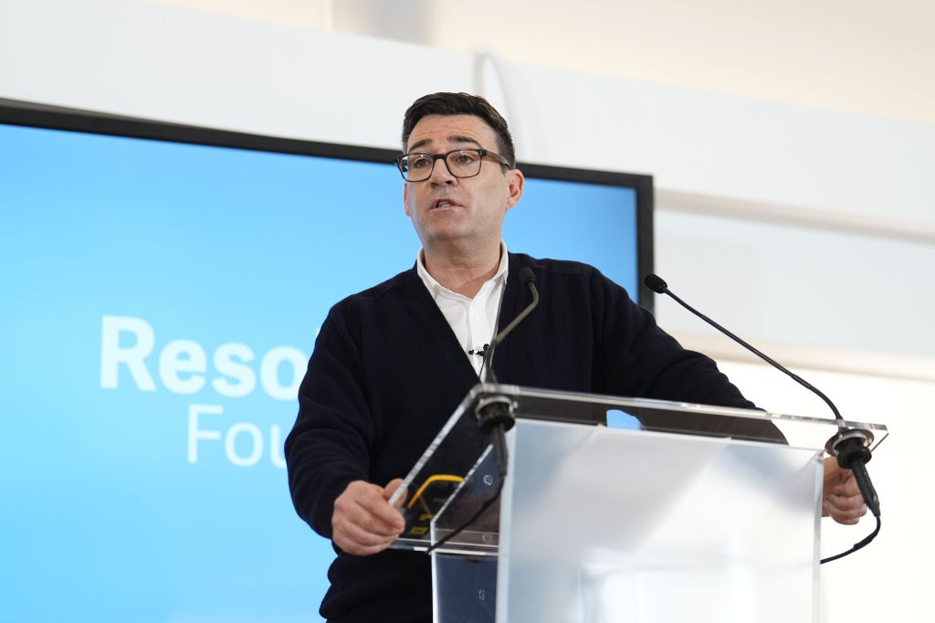 O prefeito da Grande Manchester, Andy Burnham, discursando em um evento da Resolution Foundation sobre famílias em idade ativa, no Methodist Central Hall, no centro de Londres, em 10 de fevereiro de 2026.