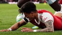 Jogador do Arsenal fica com bumbum de fora em lance inusitado; veja