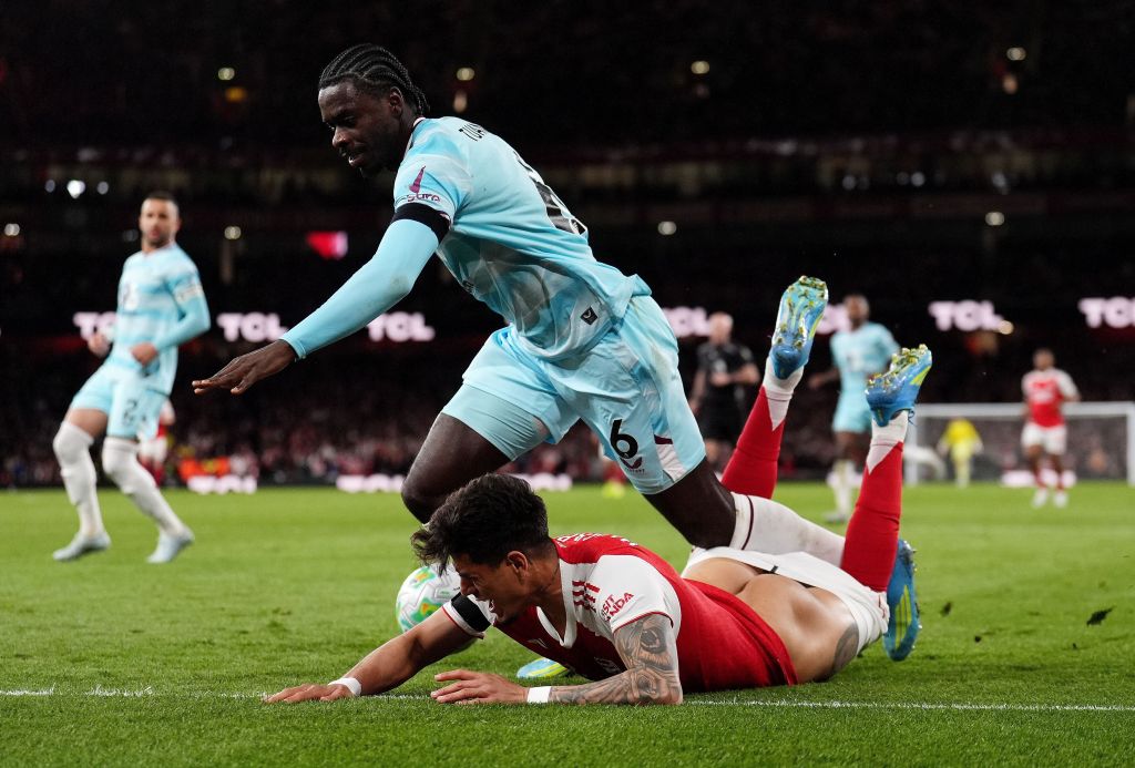 Hincapie passou por momento constrangedor na partida entre Arsenal e Burnley