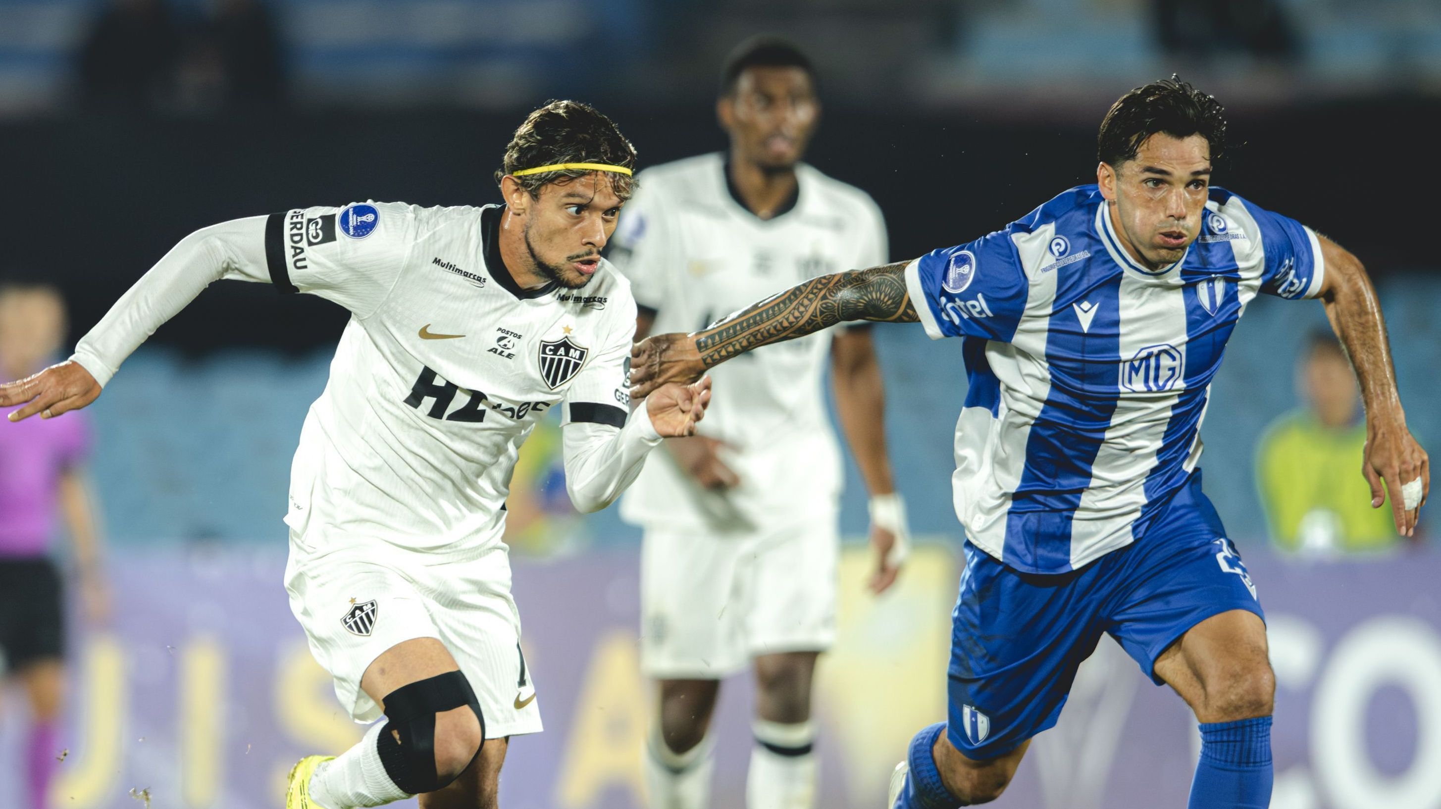 Disputa de bola em Atlético-MG x Juventud pela Copa Sul-Americana