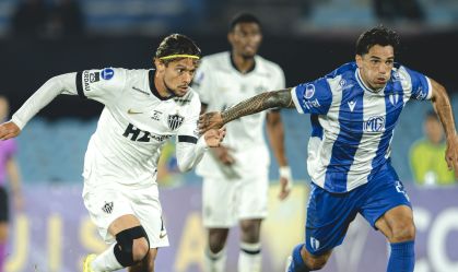 Disputa de bola em Atlético-MG x Juventud pela Copa Sul-Americana