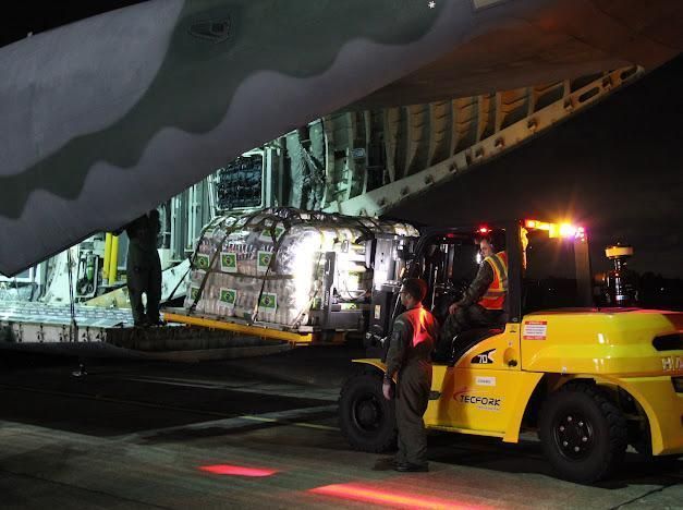 Avião de carga KC-390 leva alimentos para Bolívia • Divulgação/MRE