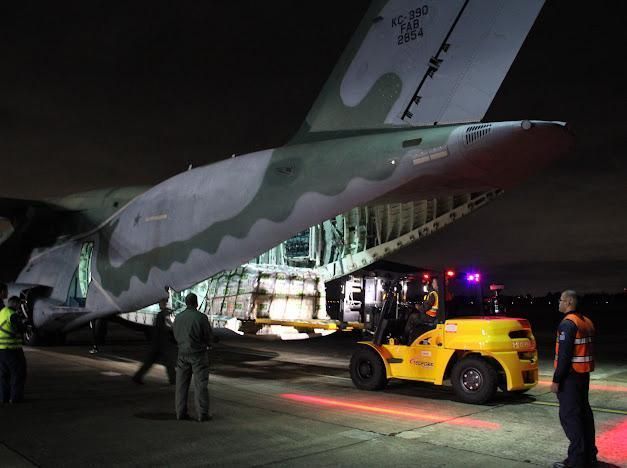 Avião de carga KC-390 leva alimentos para Bolívia