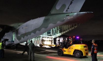 Avião de carga KC-390 leva alimentos para Bolívia