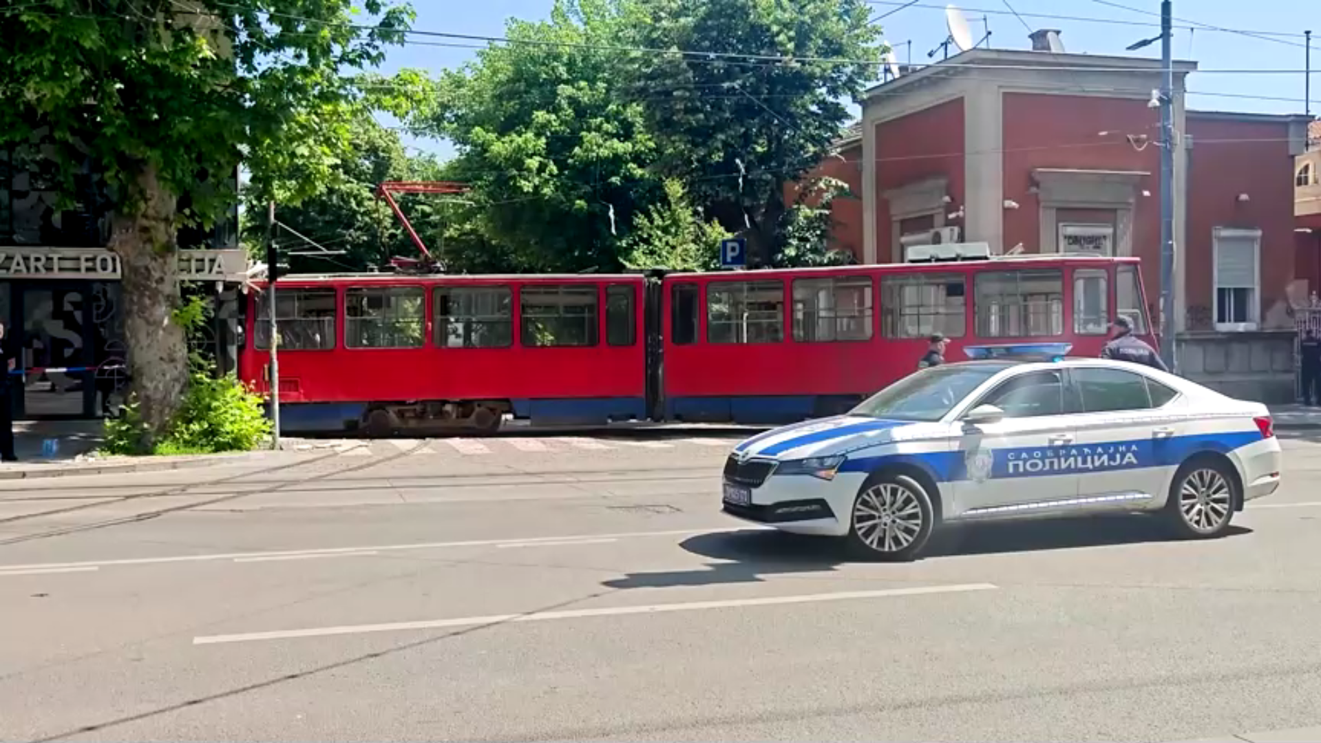 Bonde descarrila e atinge prédio em Belgrado, na Sérvia