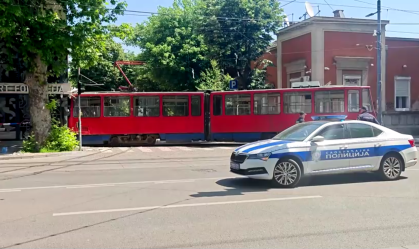 Bonde descarrila e atinge prédio em Belgrado, na Sérvia