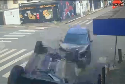Vídeo: Viatura da Polícia Civil capota após acidente na zona Norte de SP