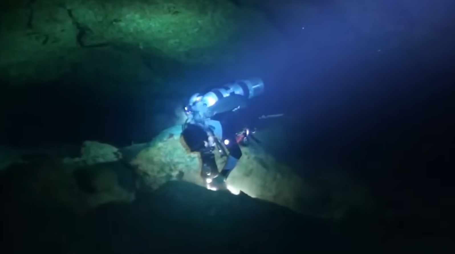 Vídeo de 2014 mostra exploração de caverna onde mergulhadores italianos morreram nas Maldivas • Neva Divers/Vladimir Tochilov