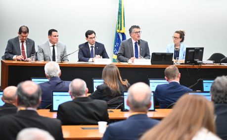 Comissão da 6x1 aprova ouvir ministros, BC, sindicatos e empresariado | CNN  Brasil