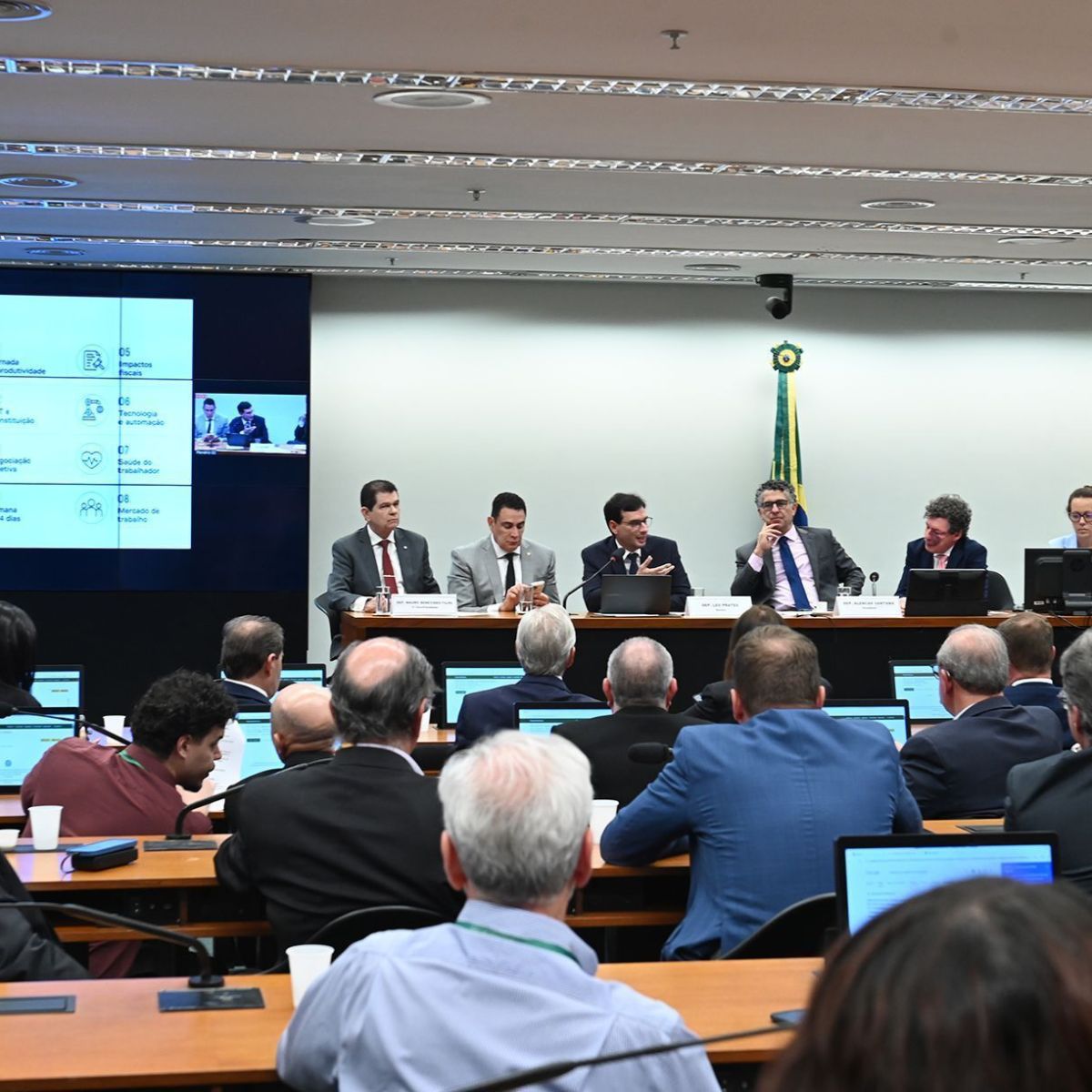 Analista aponta semelhanças entre tramitação da PEC do 6×1 e isenção do IR