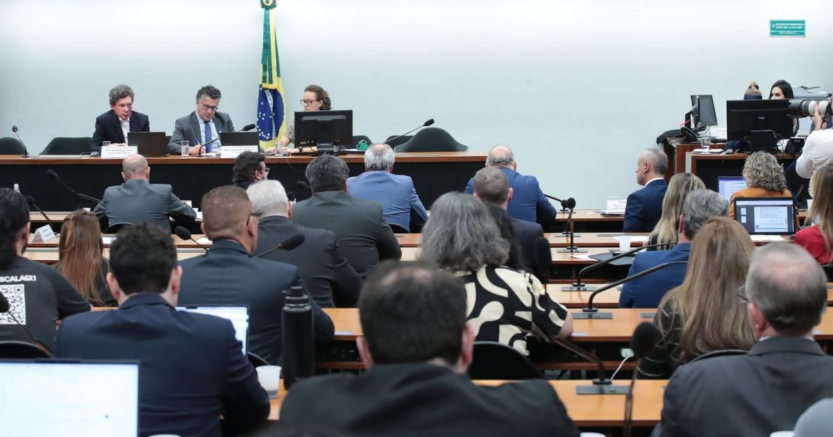 Empresários se posicionam contra fim da 6×1 em comissão na Câmara