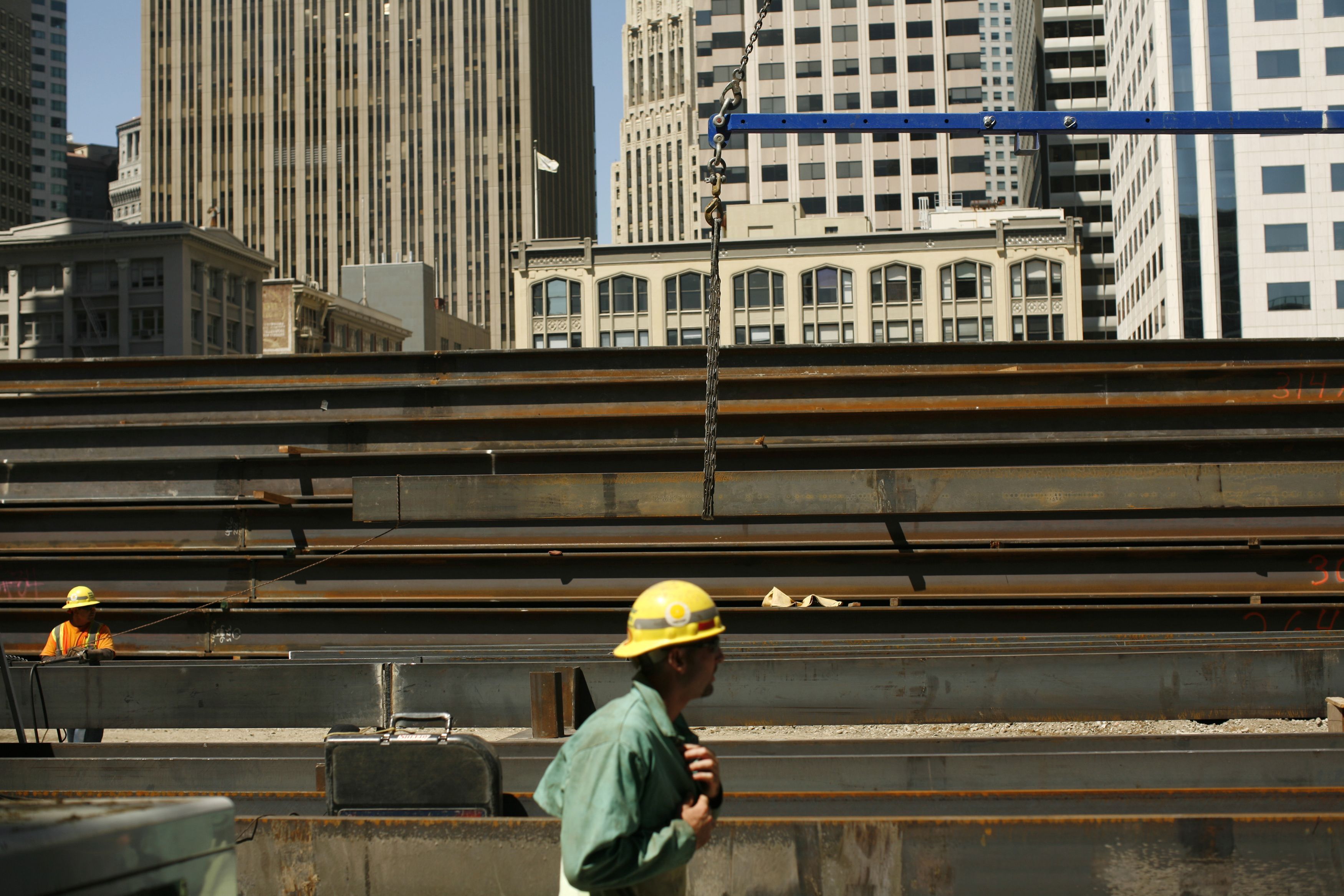 Trabalhadores colocando vigas de aço no lugar em um canteiro de obras em São Francisco, EUA, em 1º de setembro de 2011