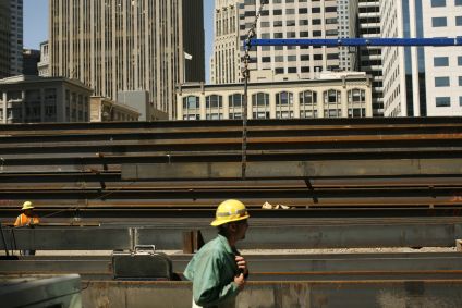 Trabalhadores colocando vigas de aço no lugar em um canteiro de obras em São Francisco, EUA, em 1º de setembro de 2011