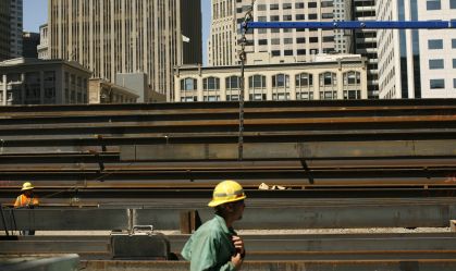 Trabalhadores colocando vigas de aço no lugar em um canteiro de obras em São Francisco, EUA, em 1º de setembro de 2011
