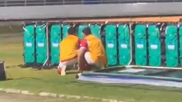 Jogadores do CRB se escondem da arbitragem para tentar evitar amarelo