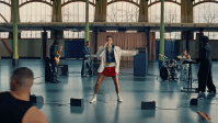 Com visual provocador, Harry Styles lança clipe de "Dance No More"; assista