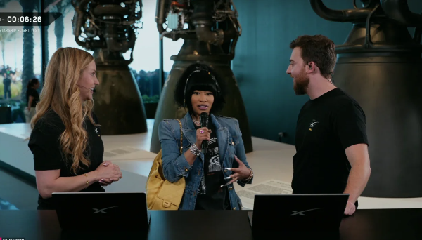 Para a aparente surpresa dos apresentadores da transmissão ao vivo da SpaceX na Starbase, no Texas, a rapper Nicki Minaj apareceu no estúdio • SpaceX
