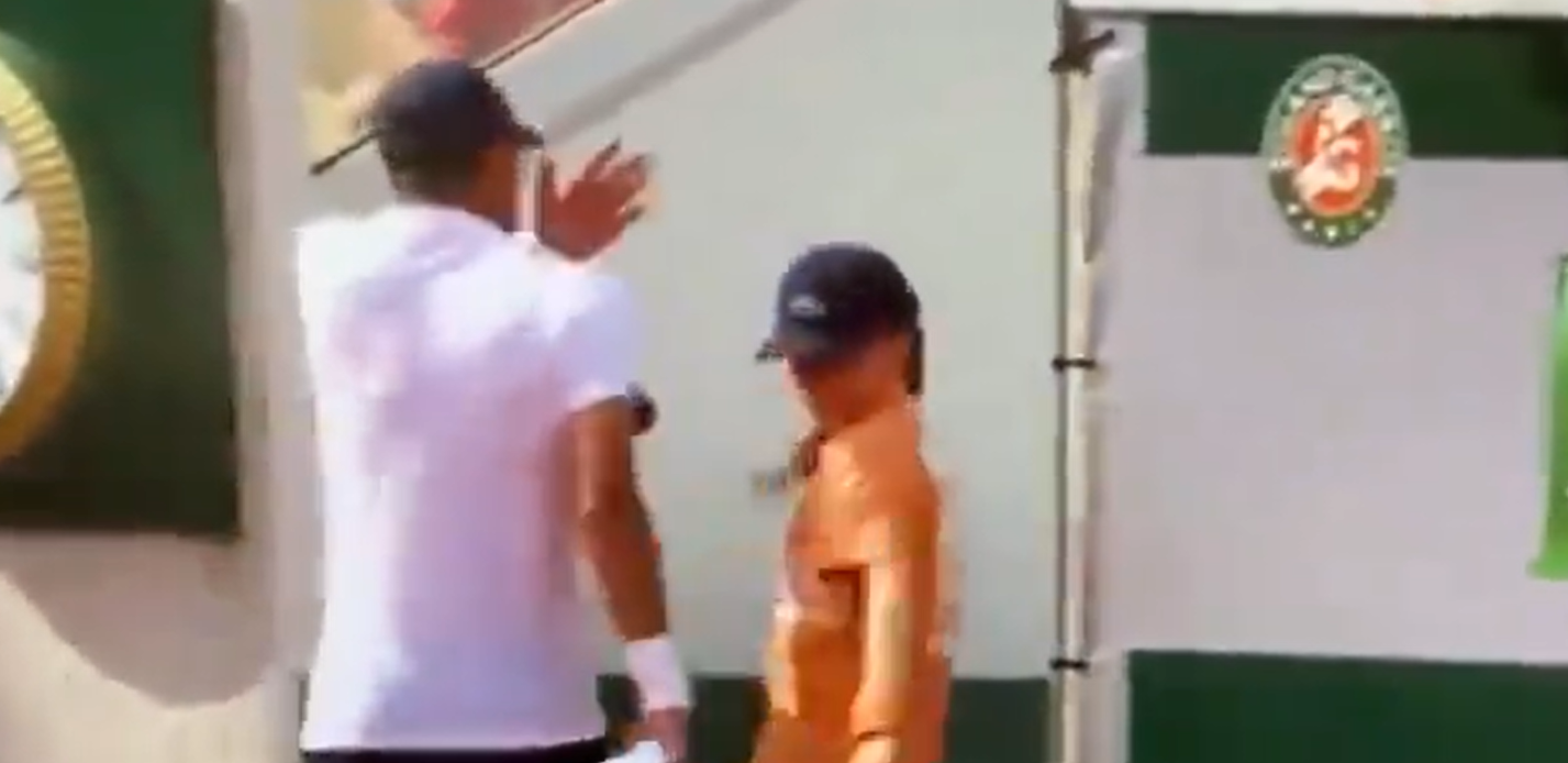 Rafael Jodar empurra boleira durante partida em Roland Garros