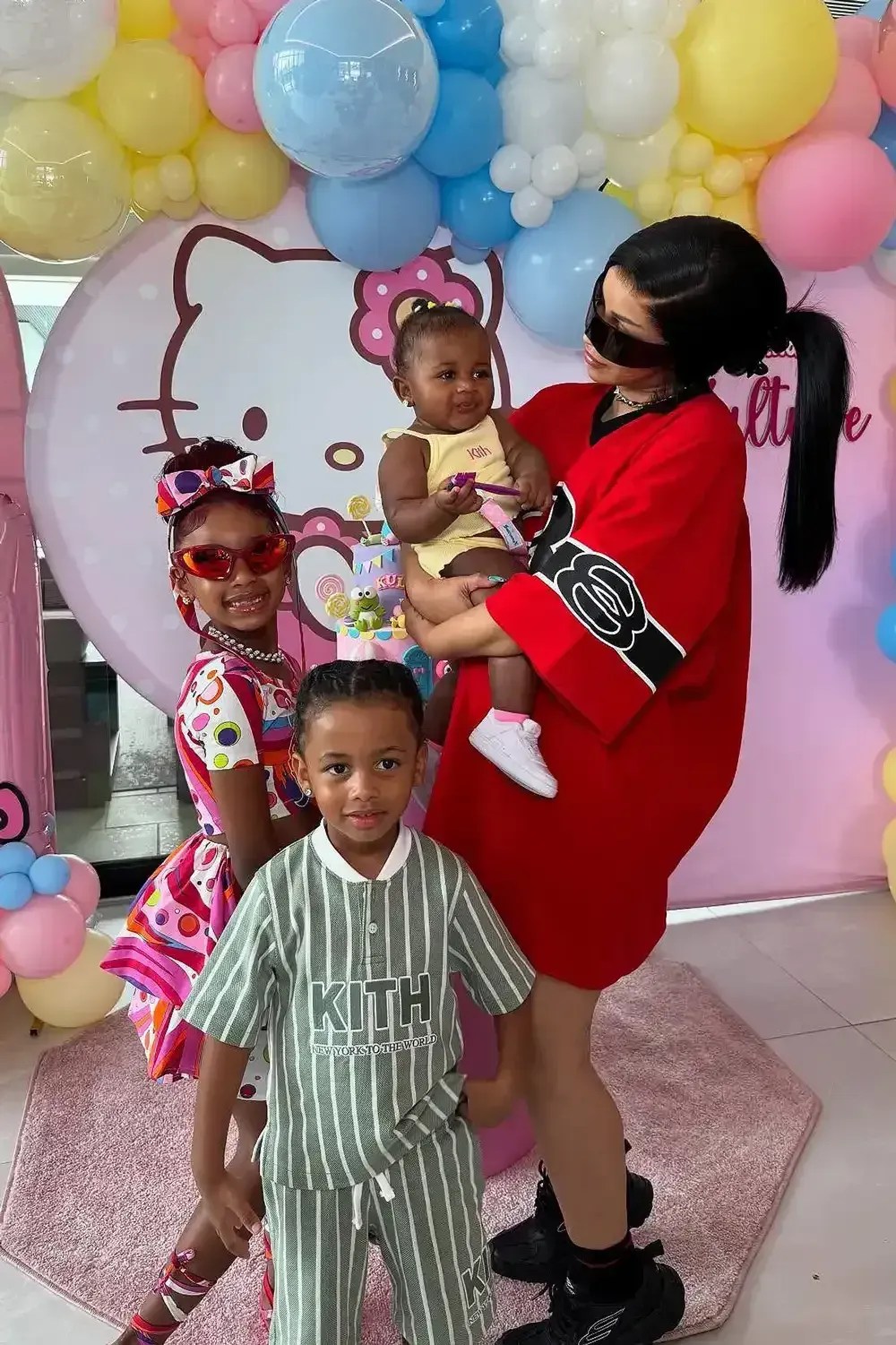 Cardi B ao lado dos filhos Kulture Kiari, Wave Set e Blossom Belle • Instagram/Cardi B
