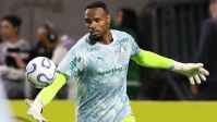 Goleiro do Palmeiras se irrita com pergunta e abandona zona mista